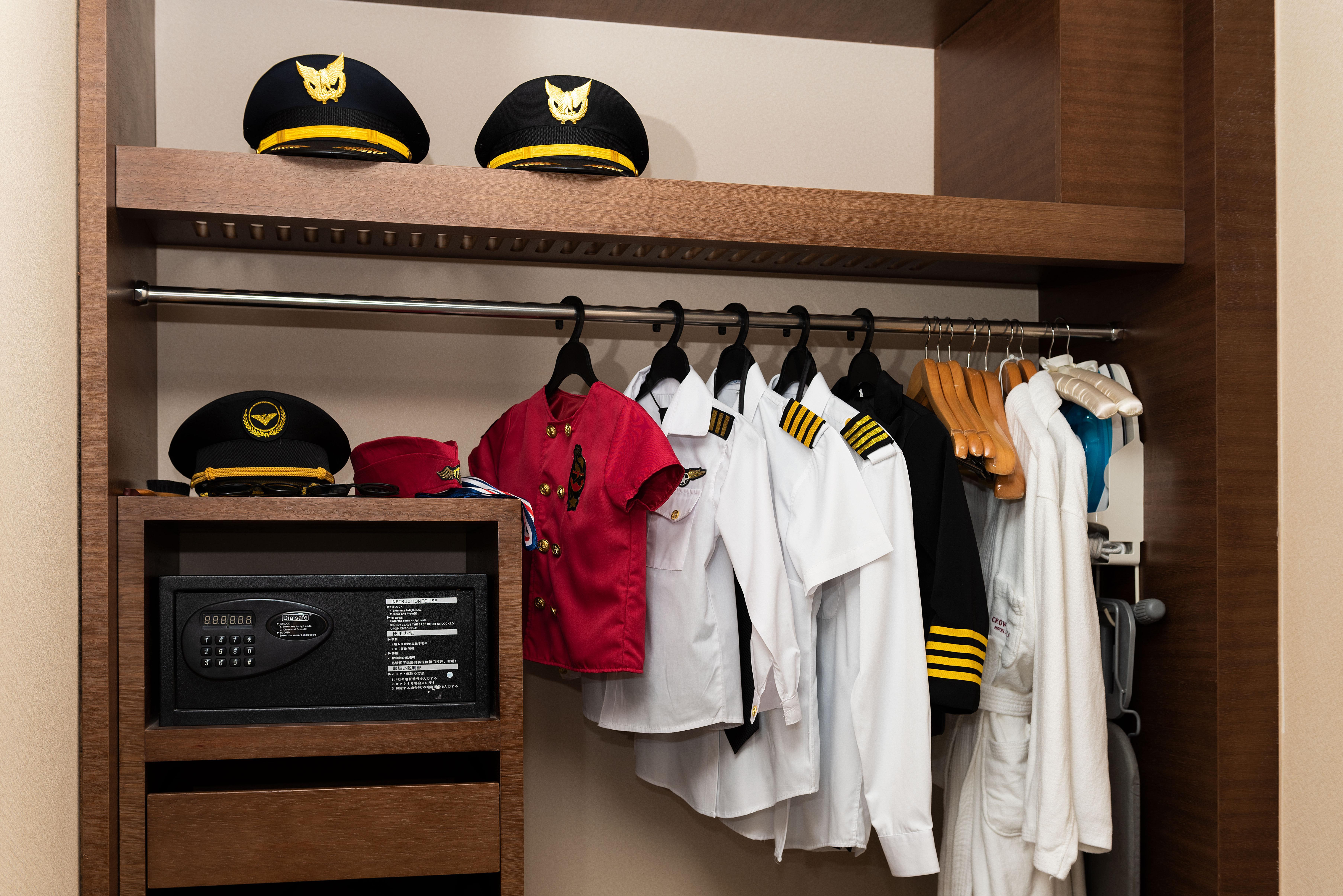 Crowne Plaza Guangzhou City Centre By Ihg - Free Shuttle Between Hotel And Exhibition Center During Canton Fair & Exhibitor Registration Counter Екстериор снимка A typical crewmember wardrobe