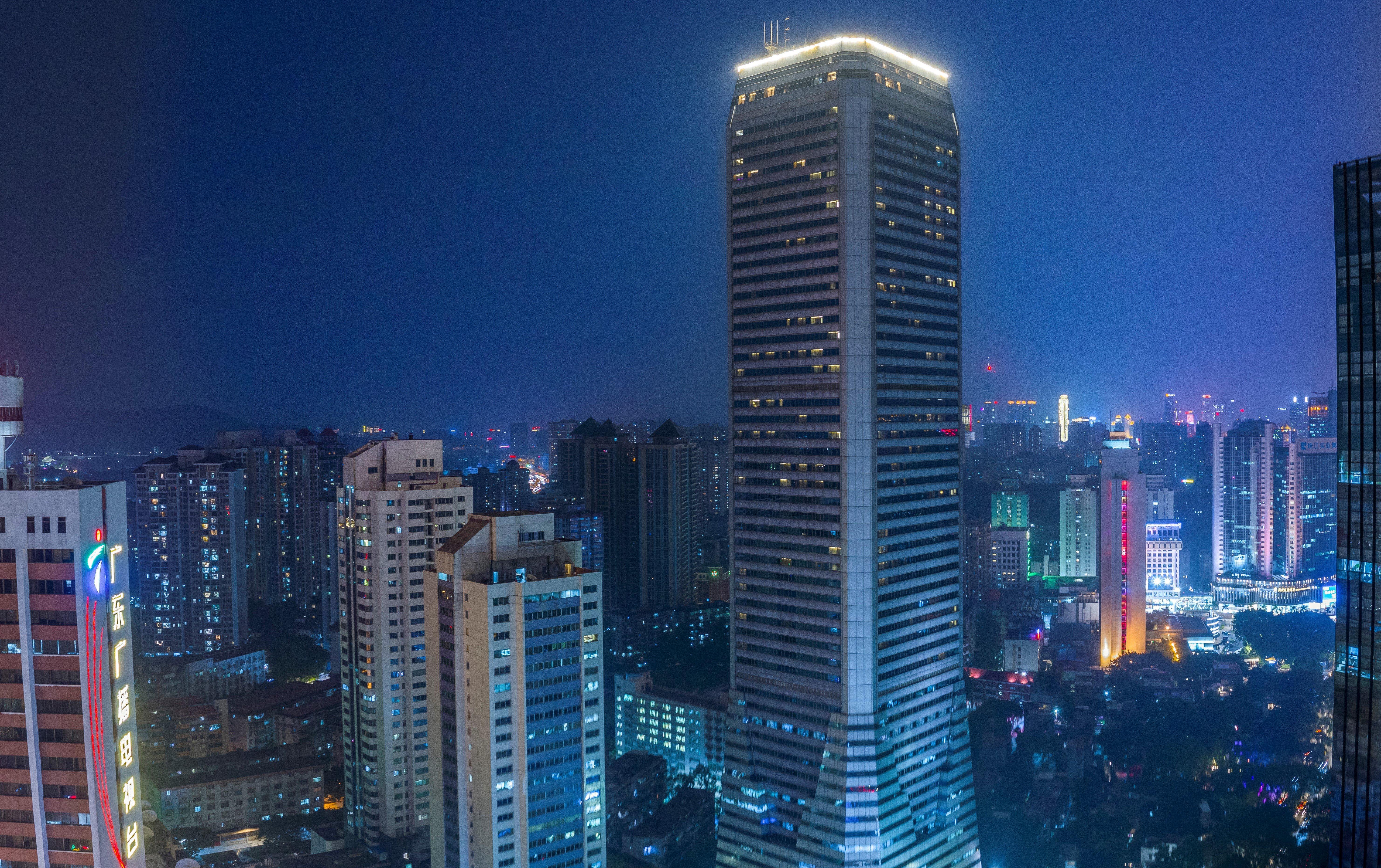 Crowne Plaza Guangzhou City Centre By Ihg - Free Shuttle Between Hotel And Exhibition Center During Canton Fair & Exhibitor Registration Counter Екстериор снимка The building at night