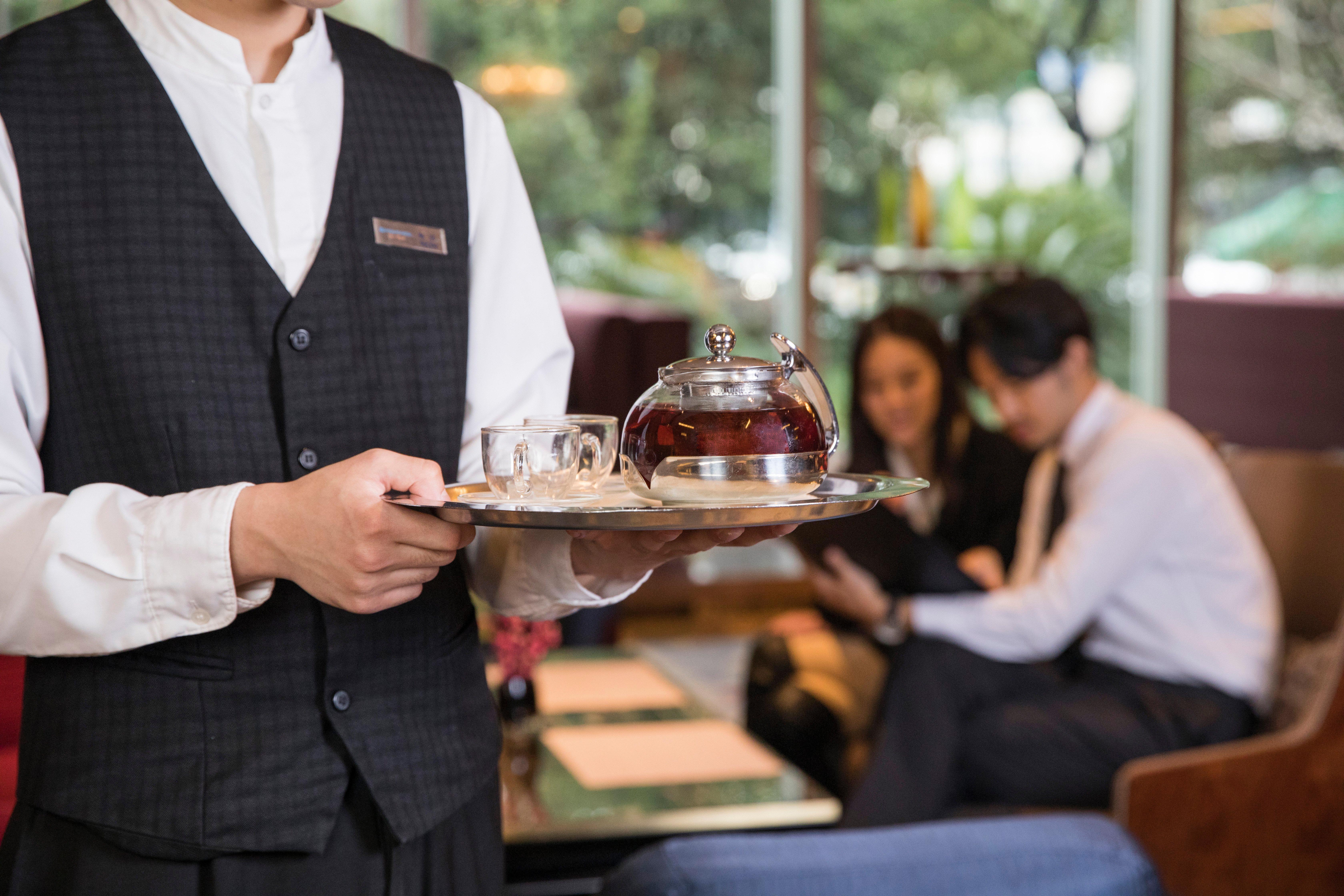 Crowne Plaza Guangzhou City Centre By Ihg - Free Shuttle Between Hotel And Exhibition Center During Canton Fair & Exhibitor Registration Counter Екстериор снимка A waiter serving tea