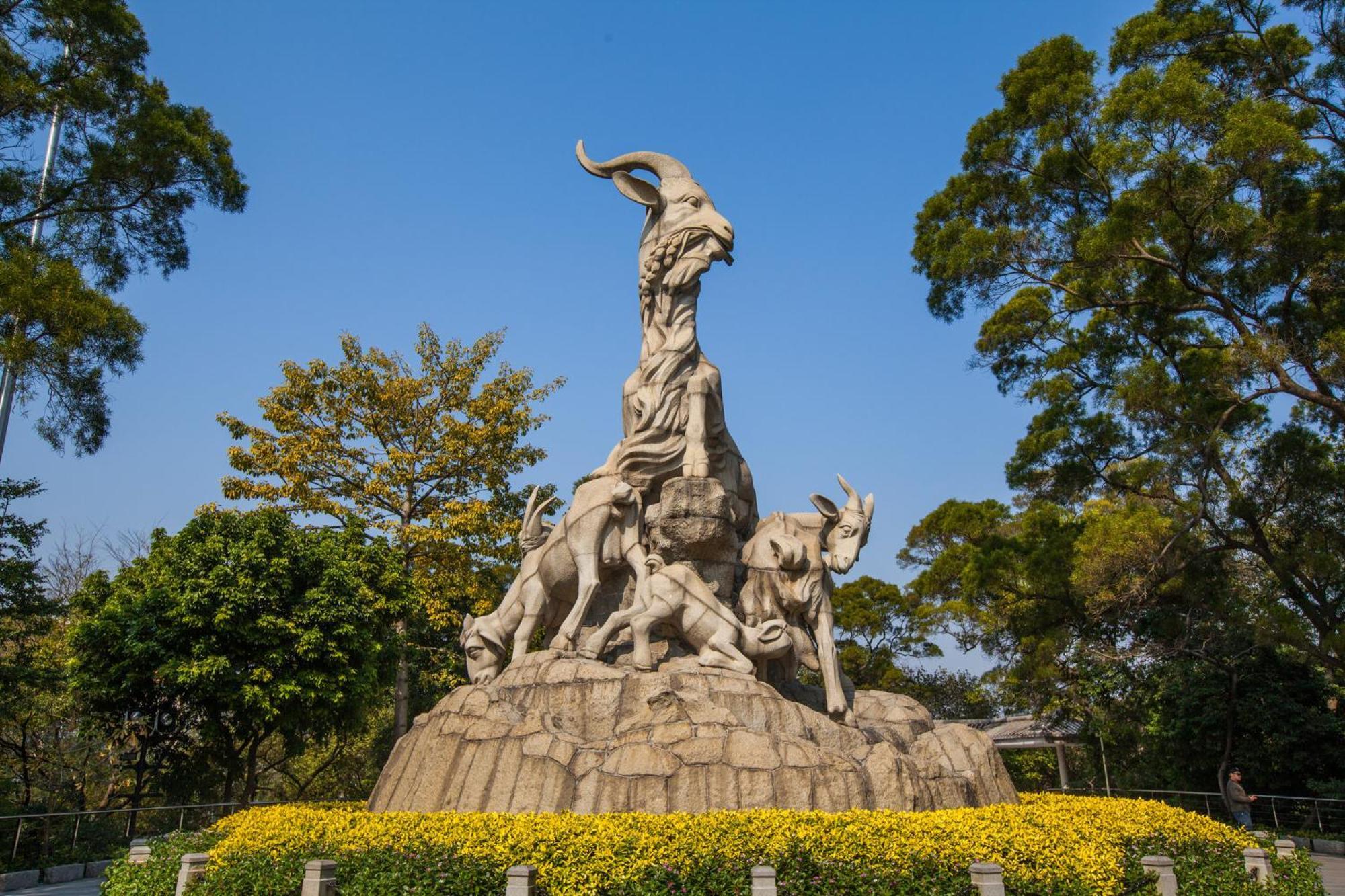 Crowne Plaza Guangzhou City Centre By Ihg - Free Shuttle Between Hotel And Exhibition Center During Canton Fair & Exhibitor Registration Counter Екстериор снимка The Five Rams statue